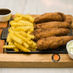 tiras de frango empanado com fritas steak mana