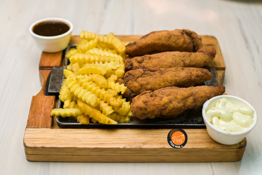 tiras de frango empanado com fritas steak mana